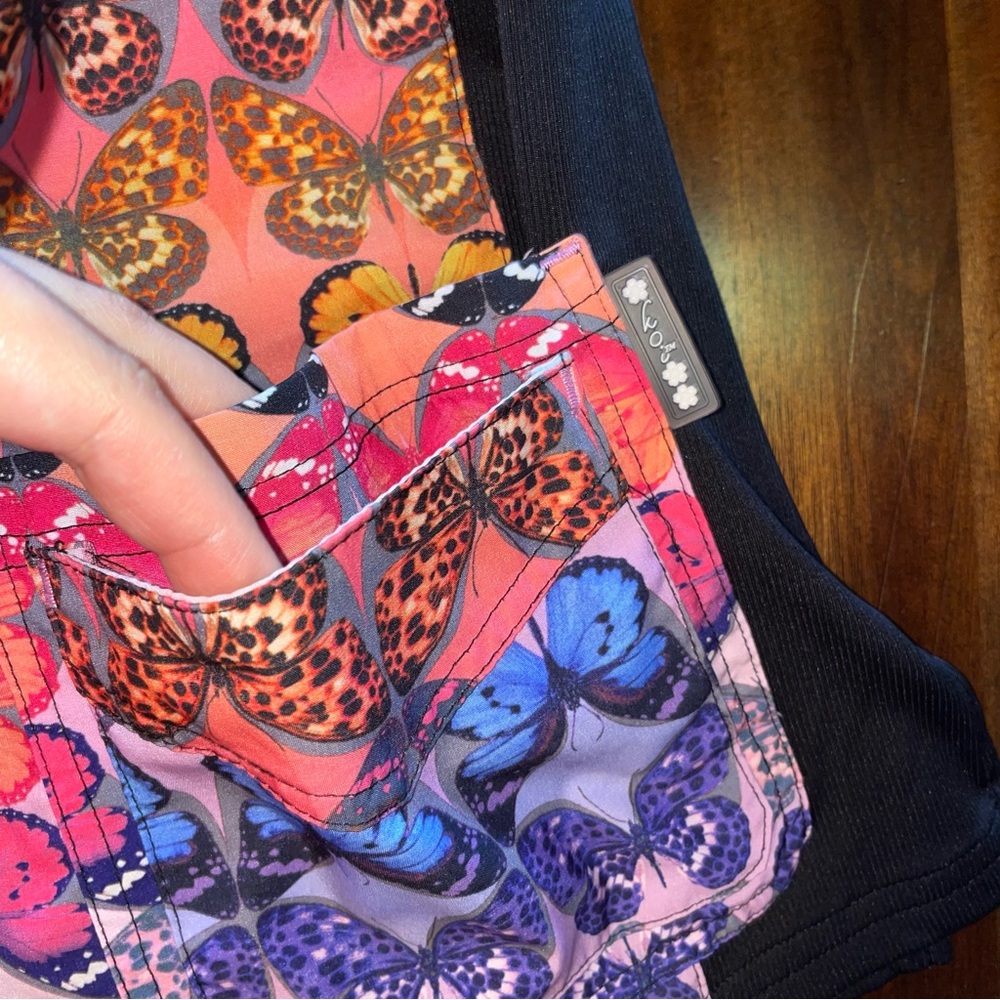 Butterfly Scrub Top! - Picture 3 of 9